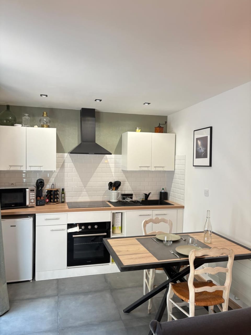 Seating area, Dining area, oven, stove, kitchen