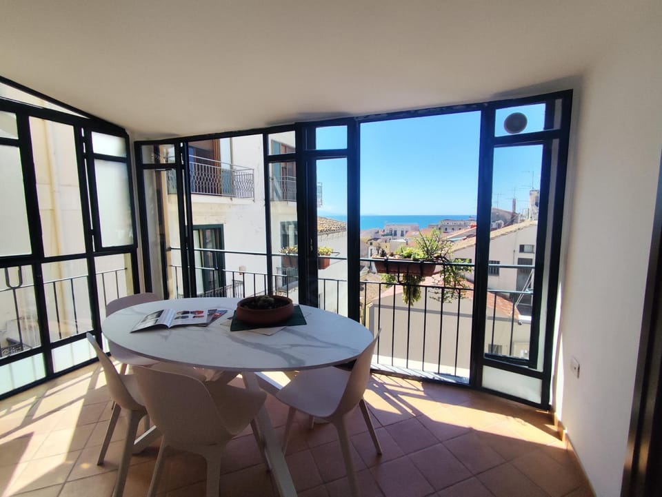 Day, Natural landscape, Balcony/Terrace, Dining area, Sea view