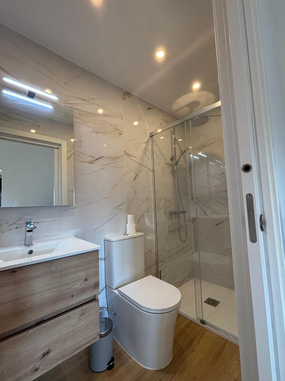 Shower, Toilet