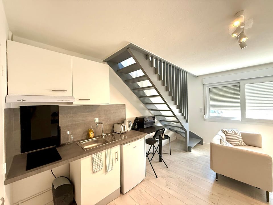 Kitchen or kitchenette, Dining area