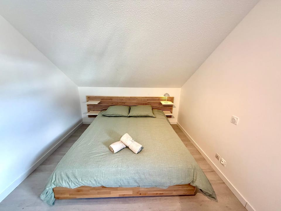 Bed, Photo of the whole room, Bedroom, towels