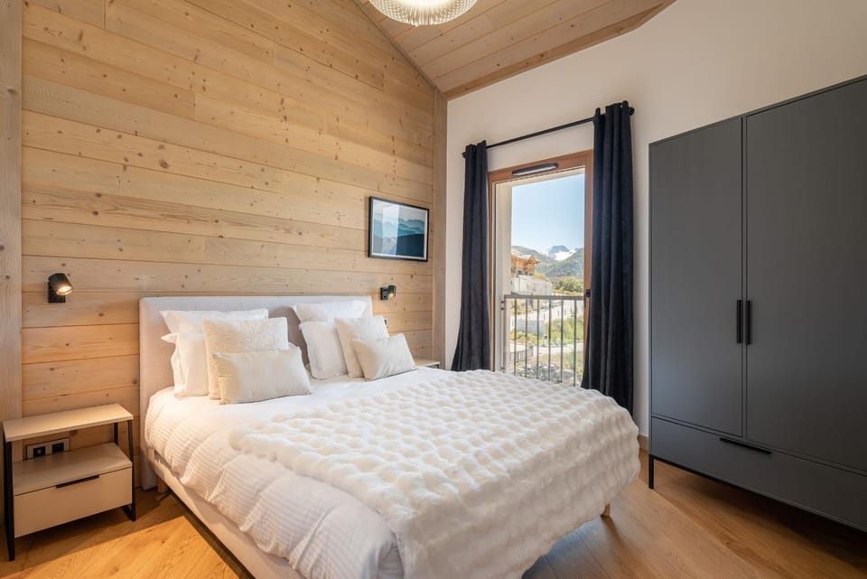Bed, TV and multimedia, Photo of the whole room, Bedroom, wardrobe