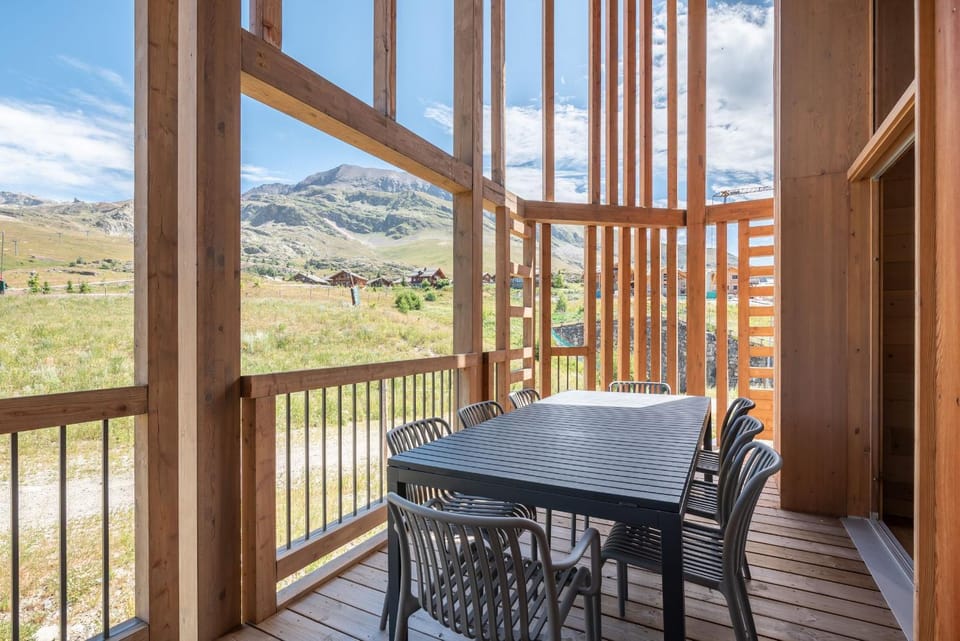 Patio, Day, Natural landscape, View (from property/room), Balcony/Terrace, Dining area, Mountain view