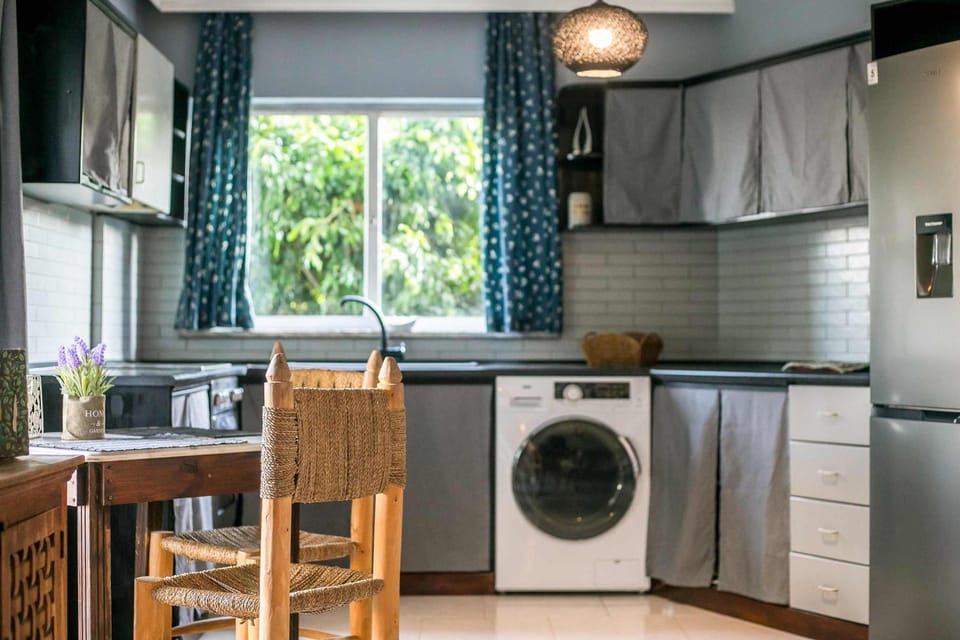 Kitchen or kitchenette, oven, washing machine