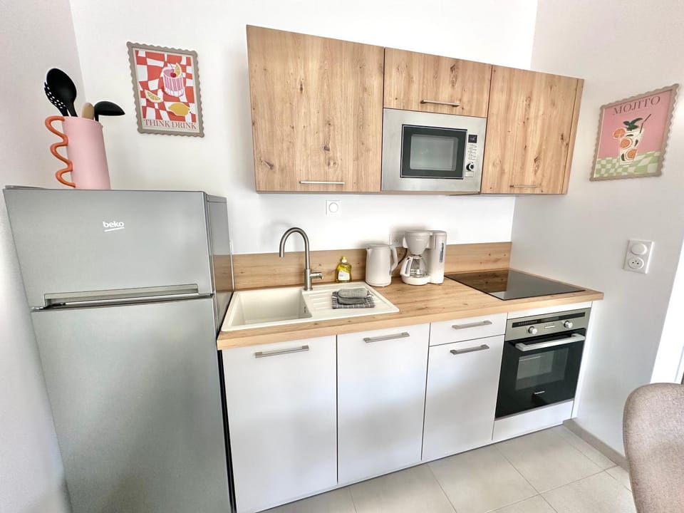 Coffee/tea facilities, Kitchen or kitchenette, microwave, oven, stove