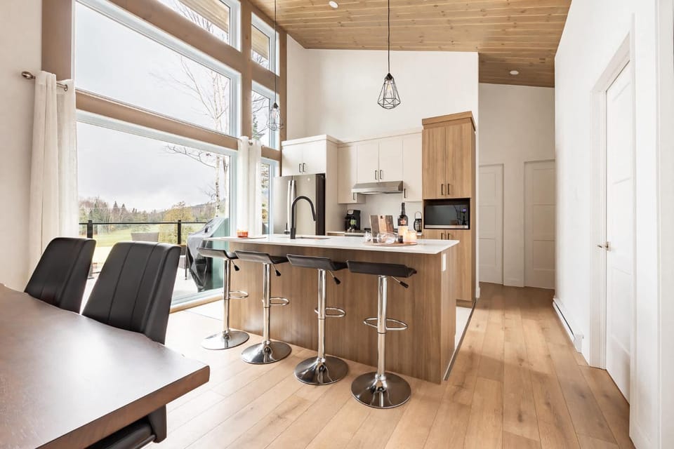 Ski Condo & Spa - L'Elegance Des Sommets Chalet in Quebec
