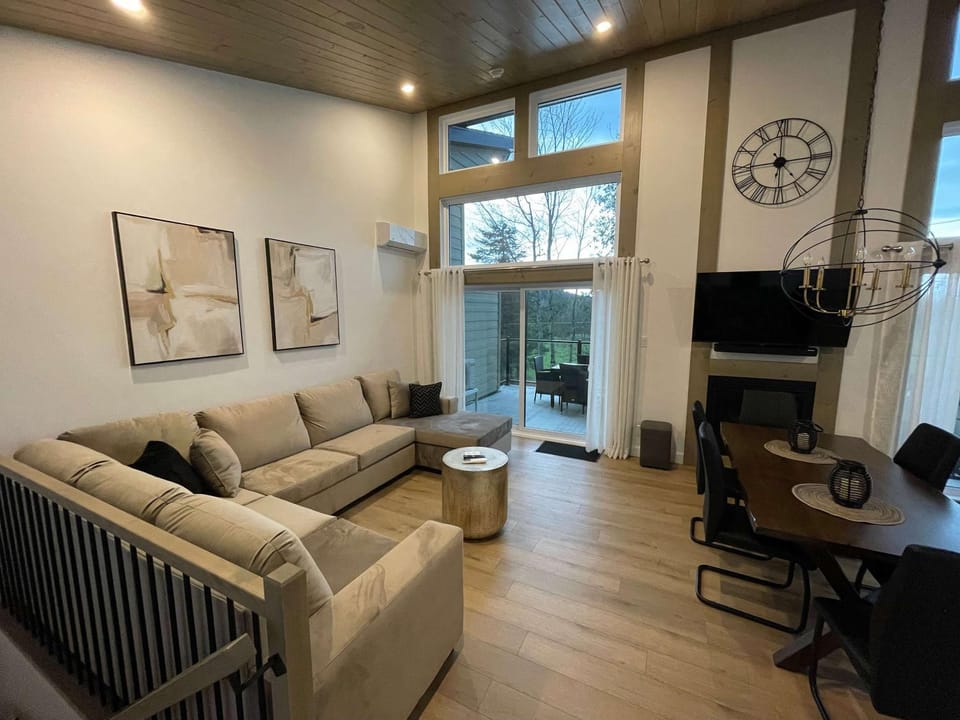 Ski Condo & Spa - L'Elegance Des Sommets Chalet in Quebec