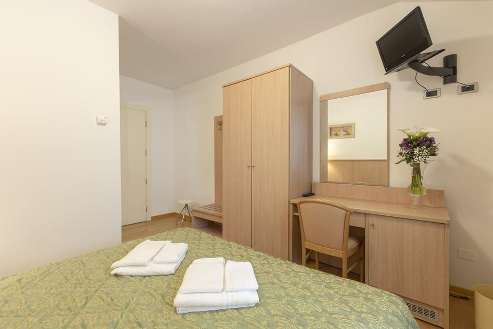 Bed, TV and multimedia, Bedroom, towels, wardrobe