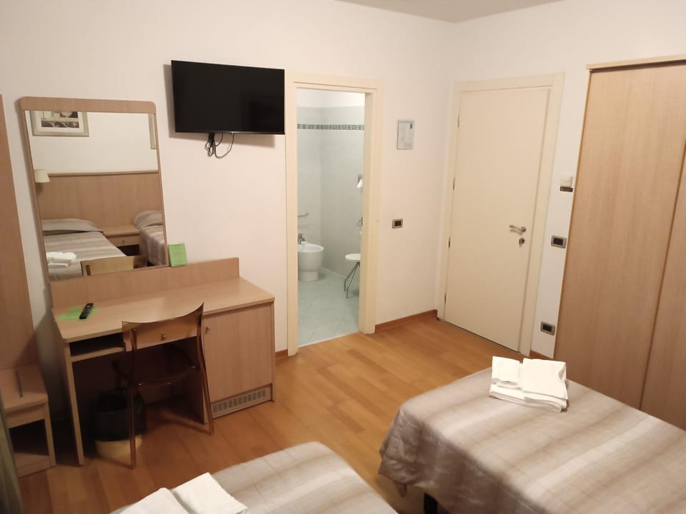 Bed, TV and multimedia, Photo of the whole room, towels, wardrobe