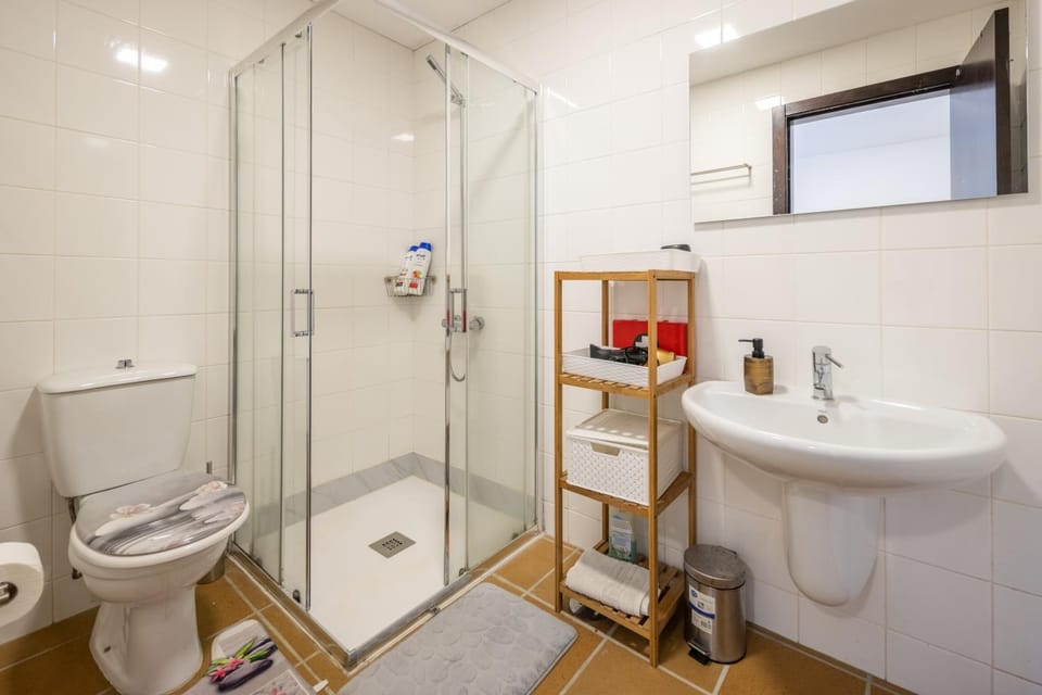 Shower, Toilet, Bathroom, towels