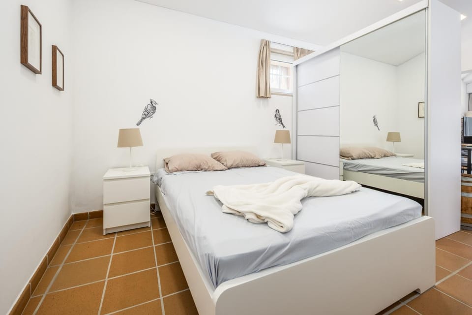 Bed, Bedroom, towels, wardrobe