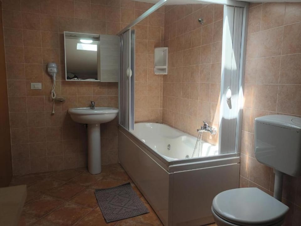 Shower, Toilet, Hot Tub, Hot Tub, Bathroom