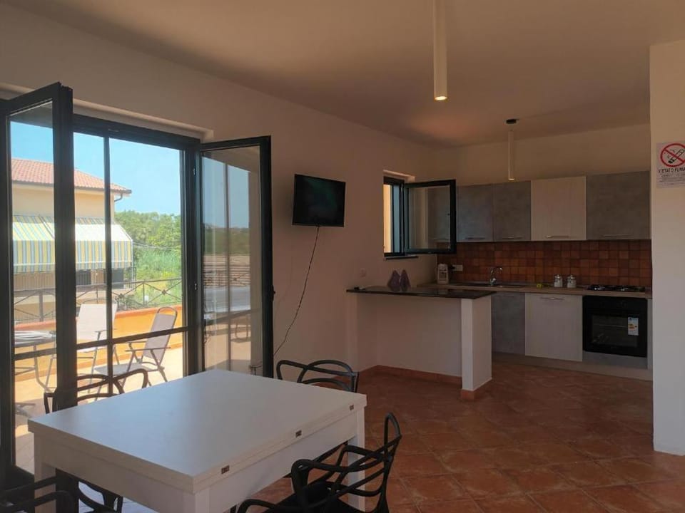 Communal lounge/ TV room, Coffee/tea facilities, Kitchen or kitchenette, Kitchen or kitchenette, Dining area, dishwasher, oven, pet friendly, stove