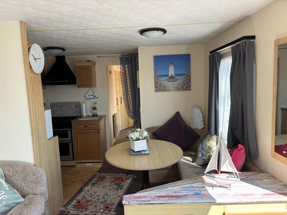 2 Bed Caravan - Sleeps 6 - Dogs - Parking - Wifi House in Ingoldmells