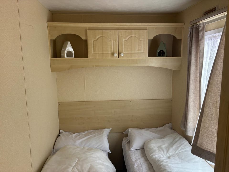 2 Bed Caravan - Sleeps 6 - Dogs - Parking - Wifi House in Ingoldmells
