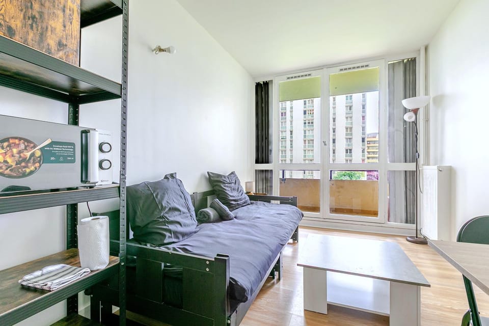 Bed, Living room, Photo of the whole room, microwave