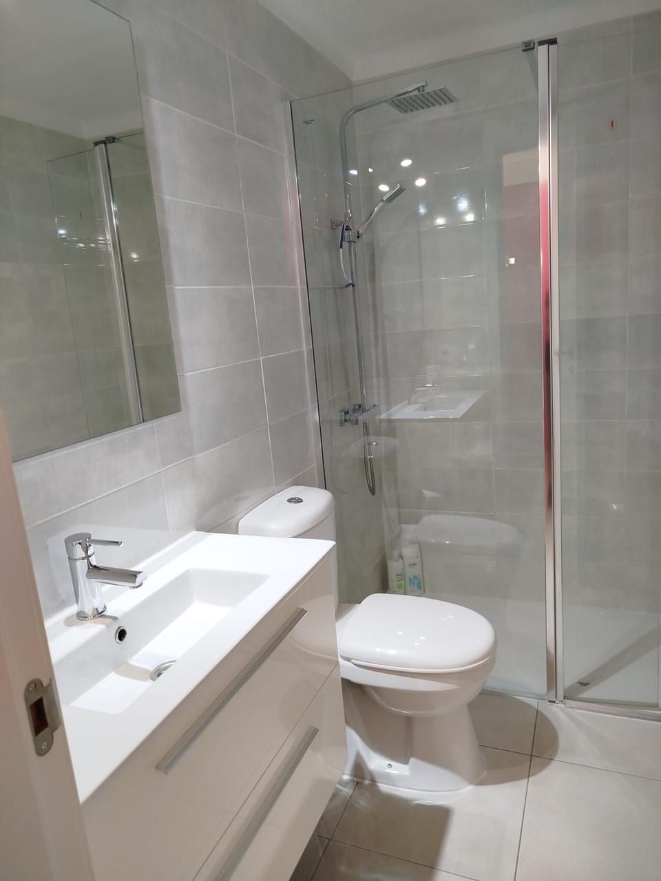 Shower, Toilet, Bathroom, towels
