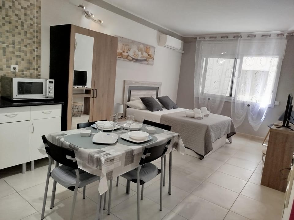 Bed, TV and multimedia, Kitchen or kitchenette, Photo of the whole room