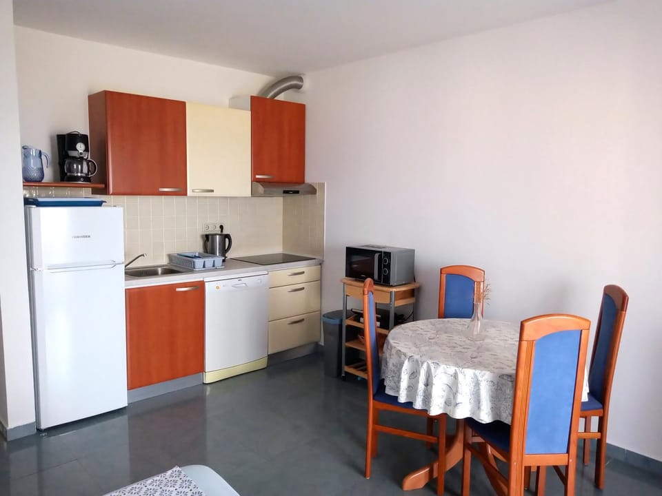 Coffee/tea facilities, Kitchen or kitchenette, Living room, Dining area, dishwasher, microwave, stove, toaster