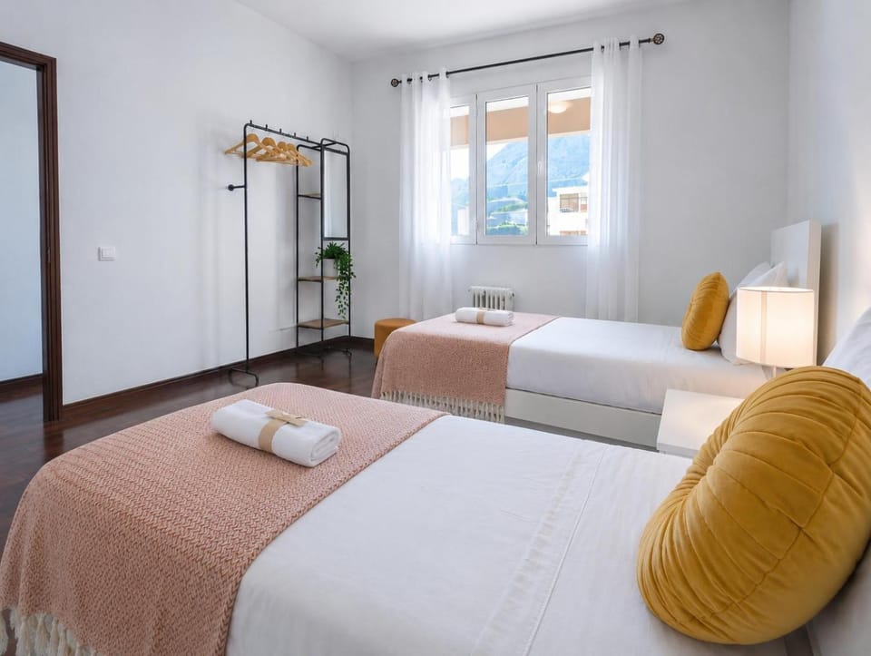 Photo of the whole room, Bedroom, towels
