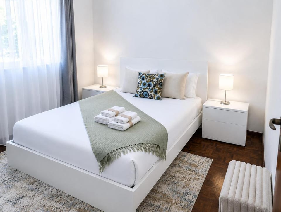 Bed, Photo of the whole room, Bedroom, towels