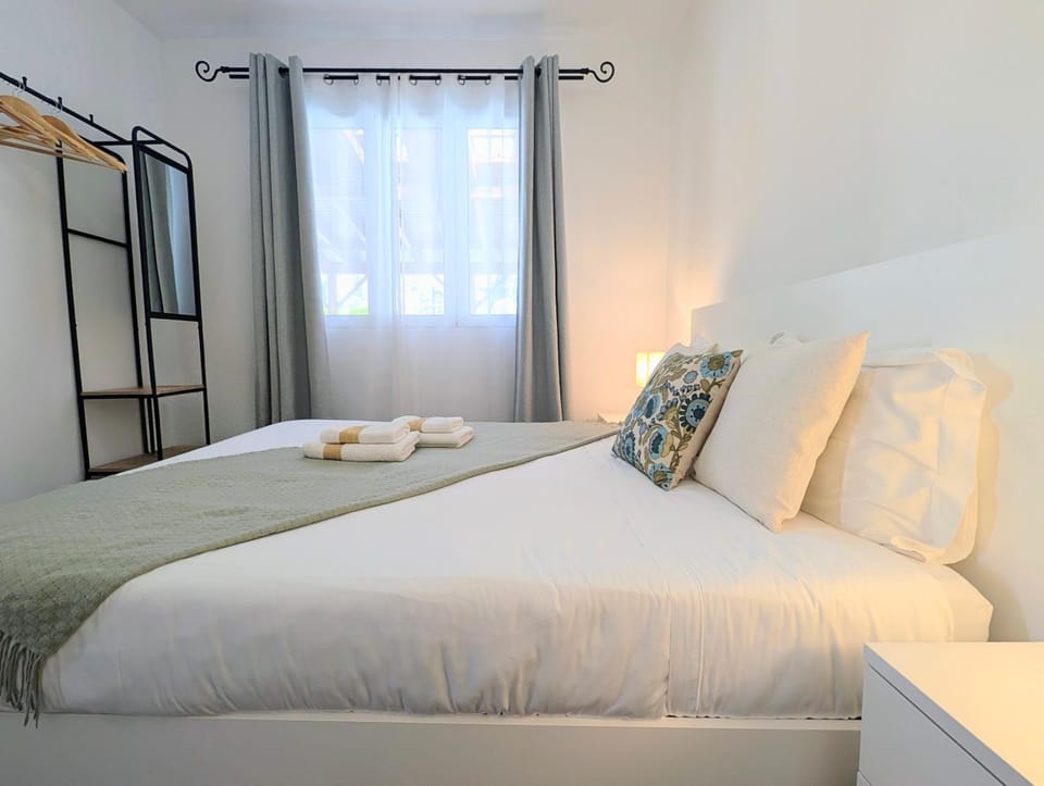 Bed, Photo of the whole room, towels