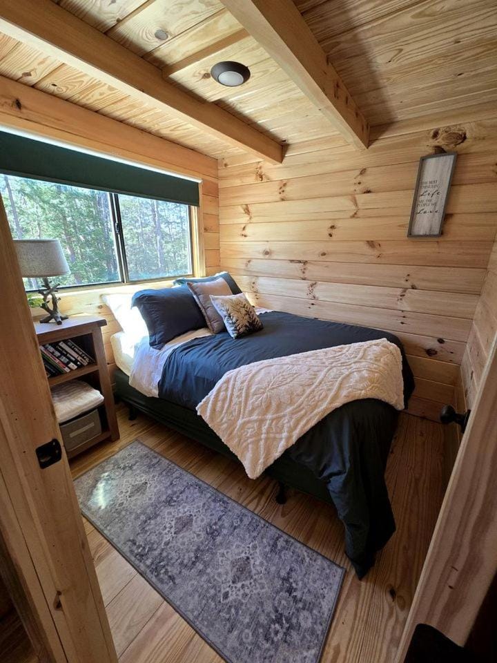 Incredible Modern Tiny Log Cabin near the Ammonoosuc River for a Romantic Getaway in New Hampshire Cabin in Bath