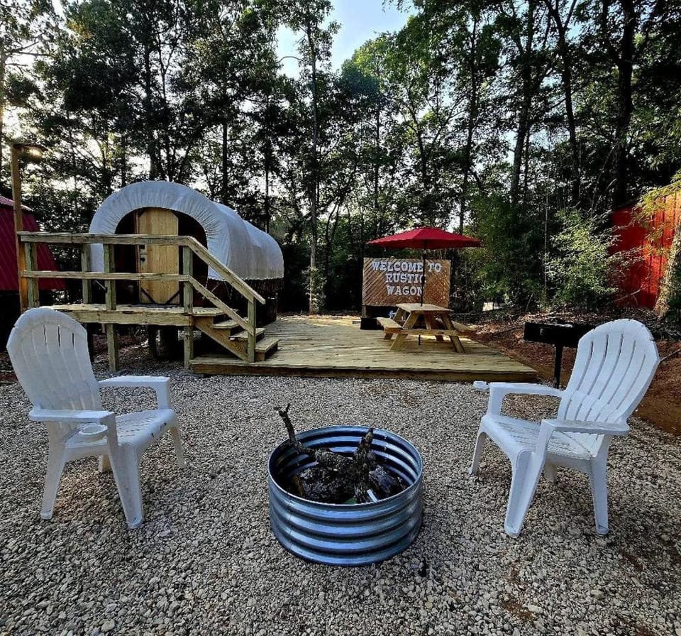 Beautiful Rustic Wagon with Modern Interior and Outdoor Hot Tub for a Unique Romantic Getaway near Lake O' the Pines, Texas House in Lake O the Pines