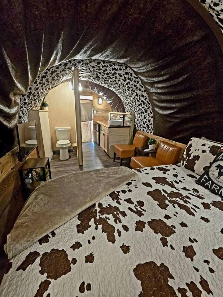 Beautiful Rustic Wagon with Modern Interior and Outdoor Hot Tub for a Unique Romantic Getaway near Lake O' the Pines, Texas House in Lake O the Pines