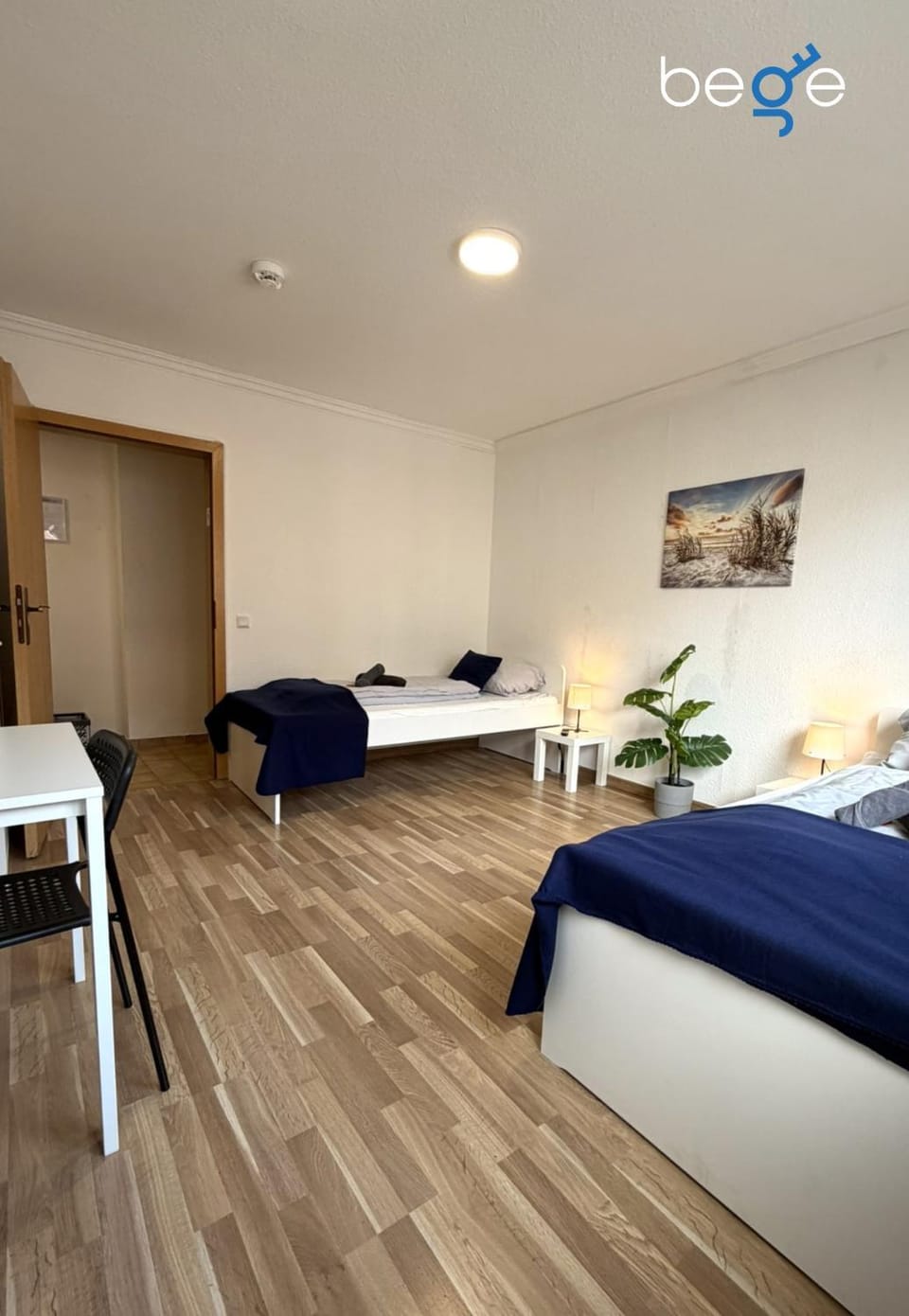Bed, Photo of the whole room, towels