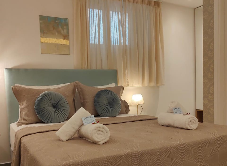 Bed, Decorative detail, towels