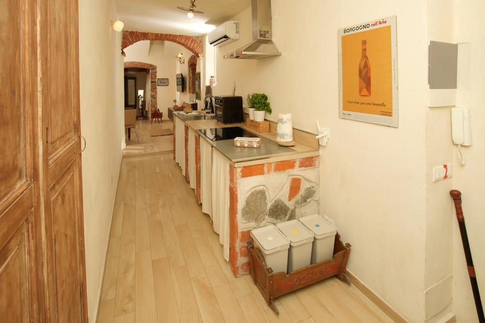 Kitchen or kitchenette, air conditioner