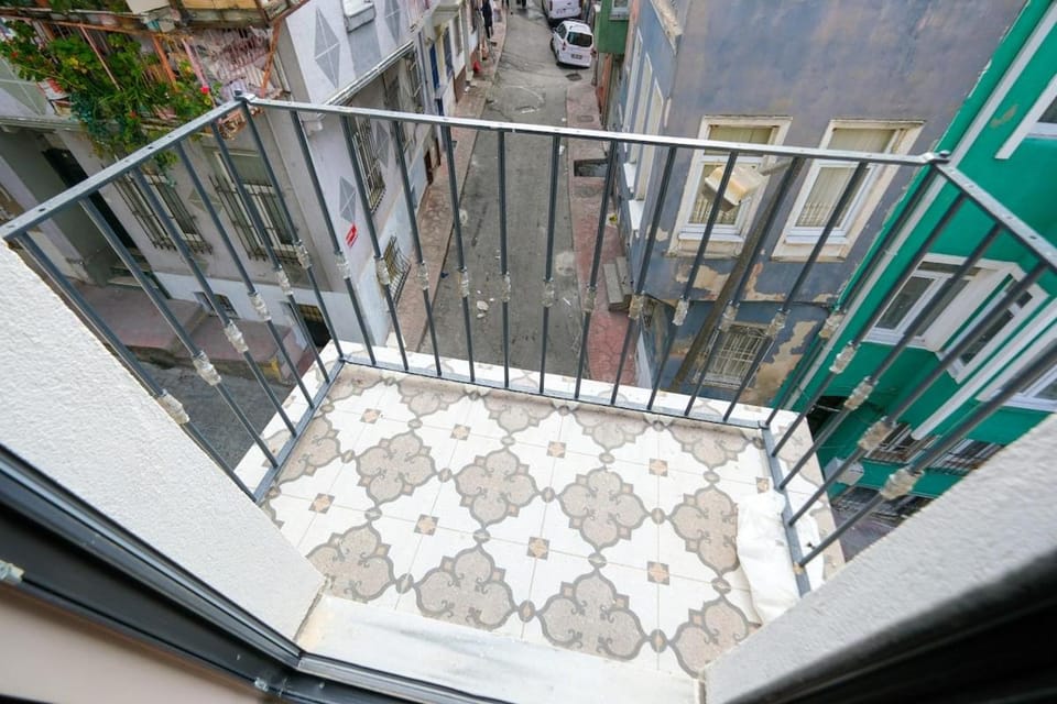 Neighbourhood, Balcony/Terrace, Street view