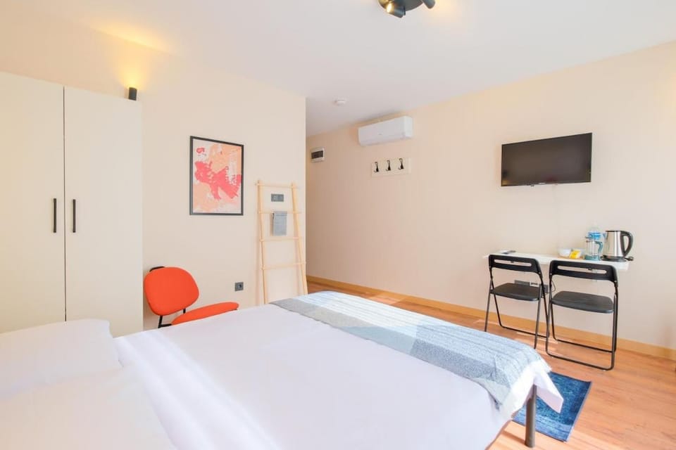 Bed, TV and multimedia
