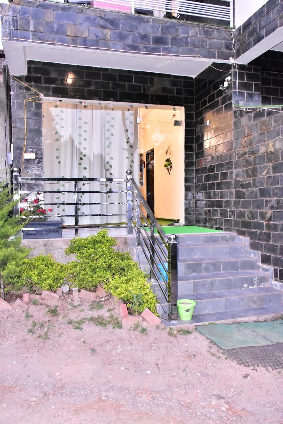 Facade/entrance