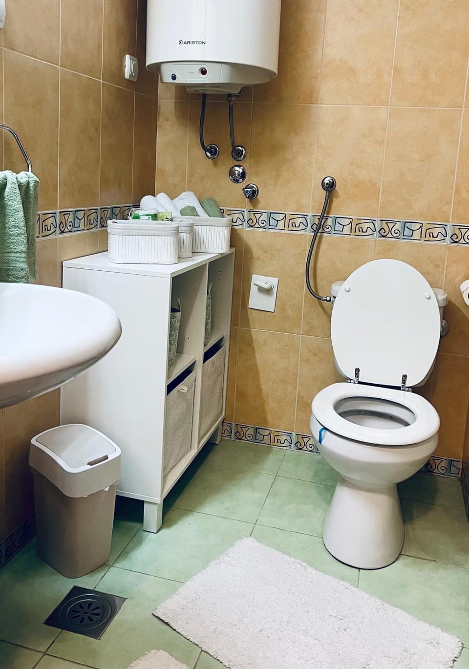 Toilet, Bathroom, towels