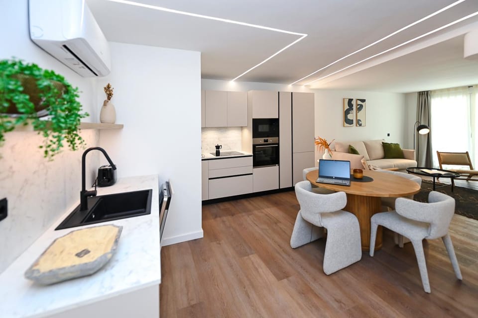 Kitchen or kitchenette, Seating area, Dining area