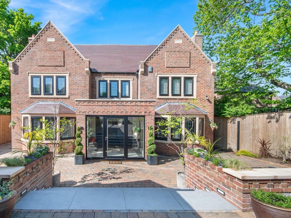 Property building, Facade/entrance, Garden, Garden view
