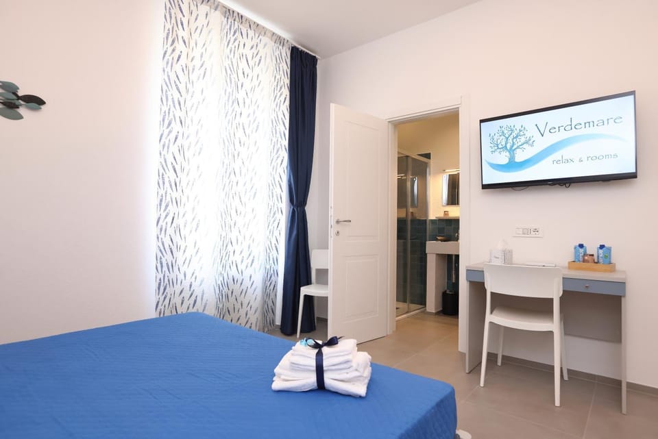 Bed, TV and multimedia, Bedroom, towels