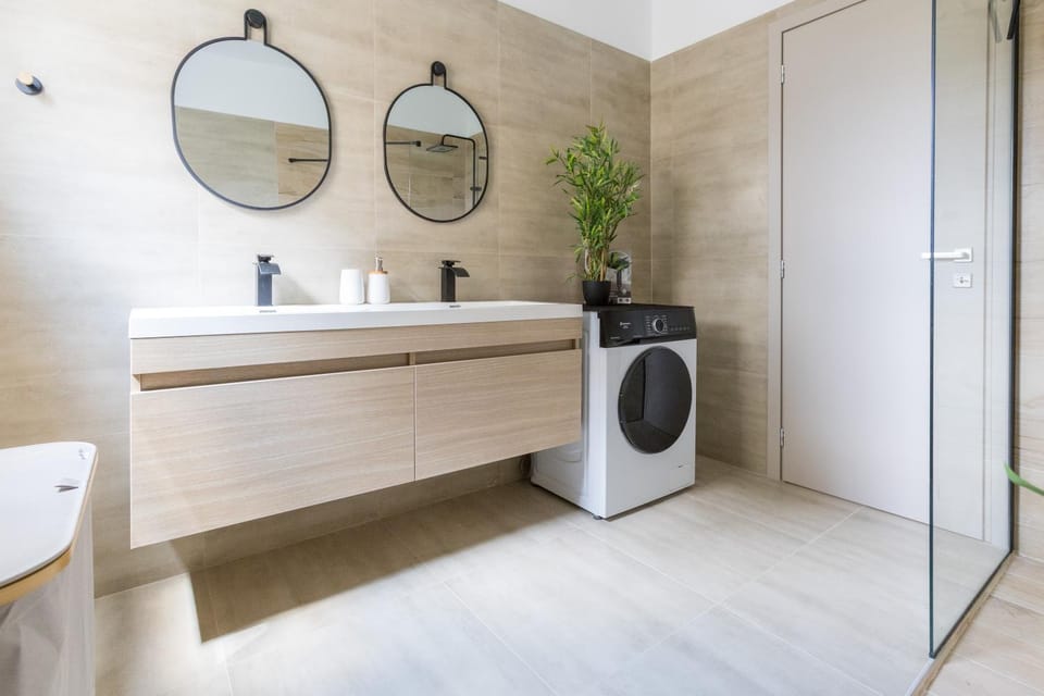 Raise Coastal Grand Escape Apartment in South Athens