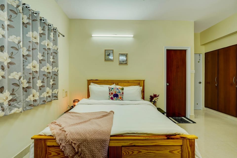 Photo of the whole room, Bedroom