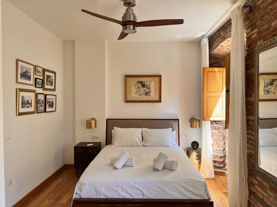 Bed, Photo of the whole room, Bedroom