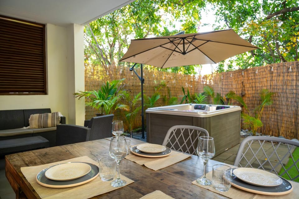 Patio, Day, Garden, Seating area, Dining area, Garden view