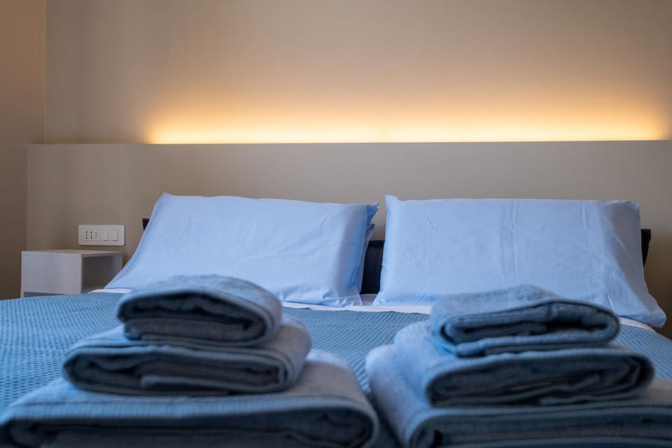 Bed, Photo of the whole room, Bedroom, towels