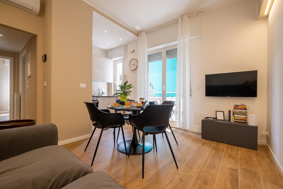 TV and multimedia, Kitchen or kitchenette, Living room, Seating area, Dining area