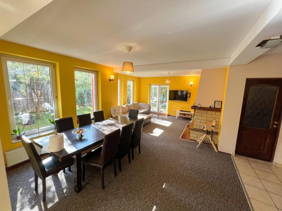 TV and multimedia, Living room, Seating area, Dining area, Evening entertainment