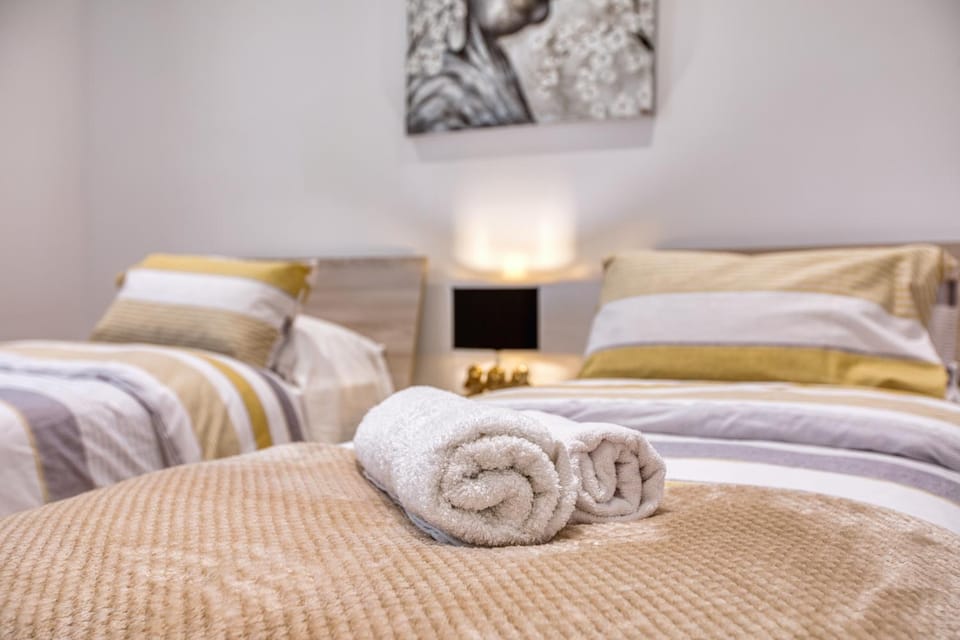 Bed, Bedroom, towels