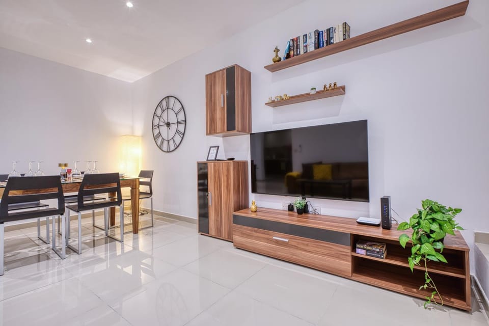 Communal lounge/ TV room, TV and multimedia, Kitchen or kitchenette, Living room, Seating area, Dining area, Evening entertainment