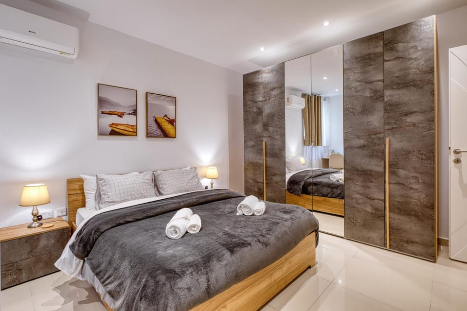 Bed, Photo of the whole room, Bedroom, towels, wardrobe, air conditioner