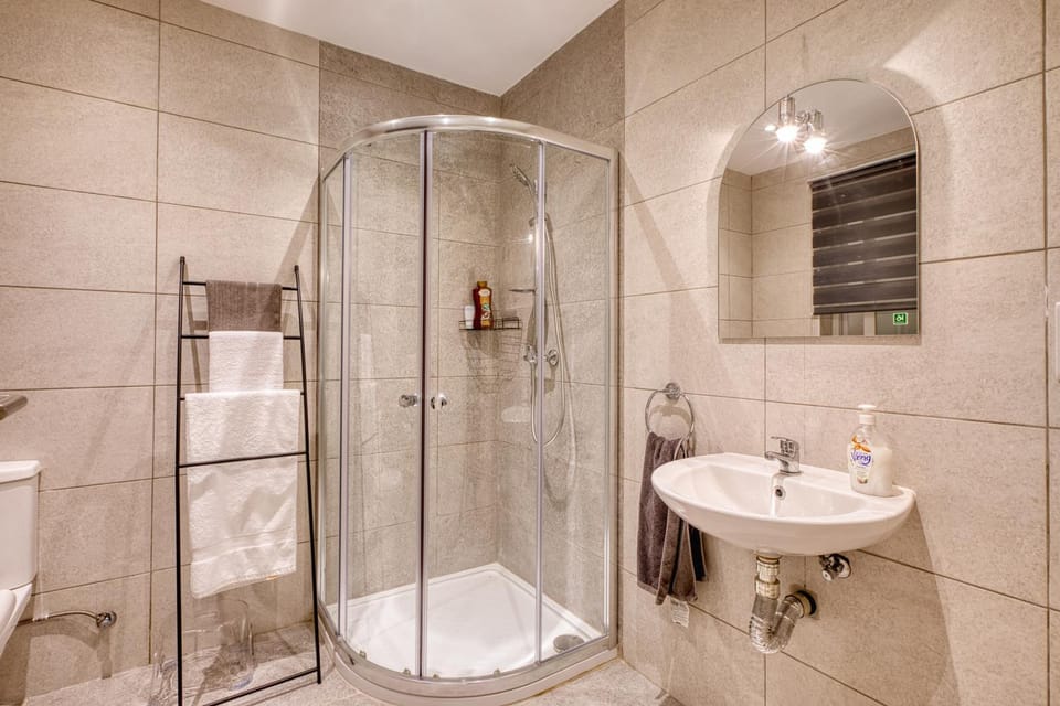 Shower, Toilet, Bathroom, towels